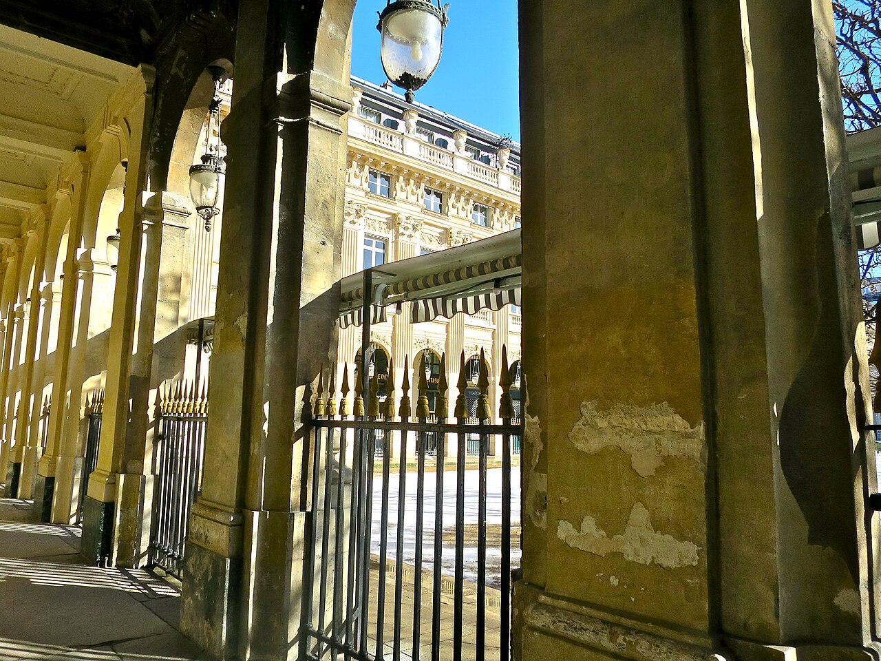 The arcades of the Palais-Royal, the finishing point