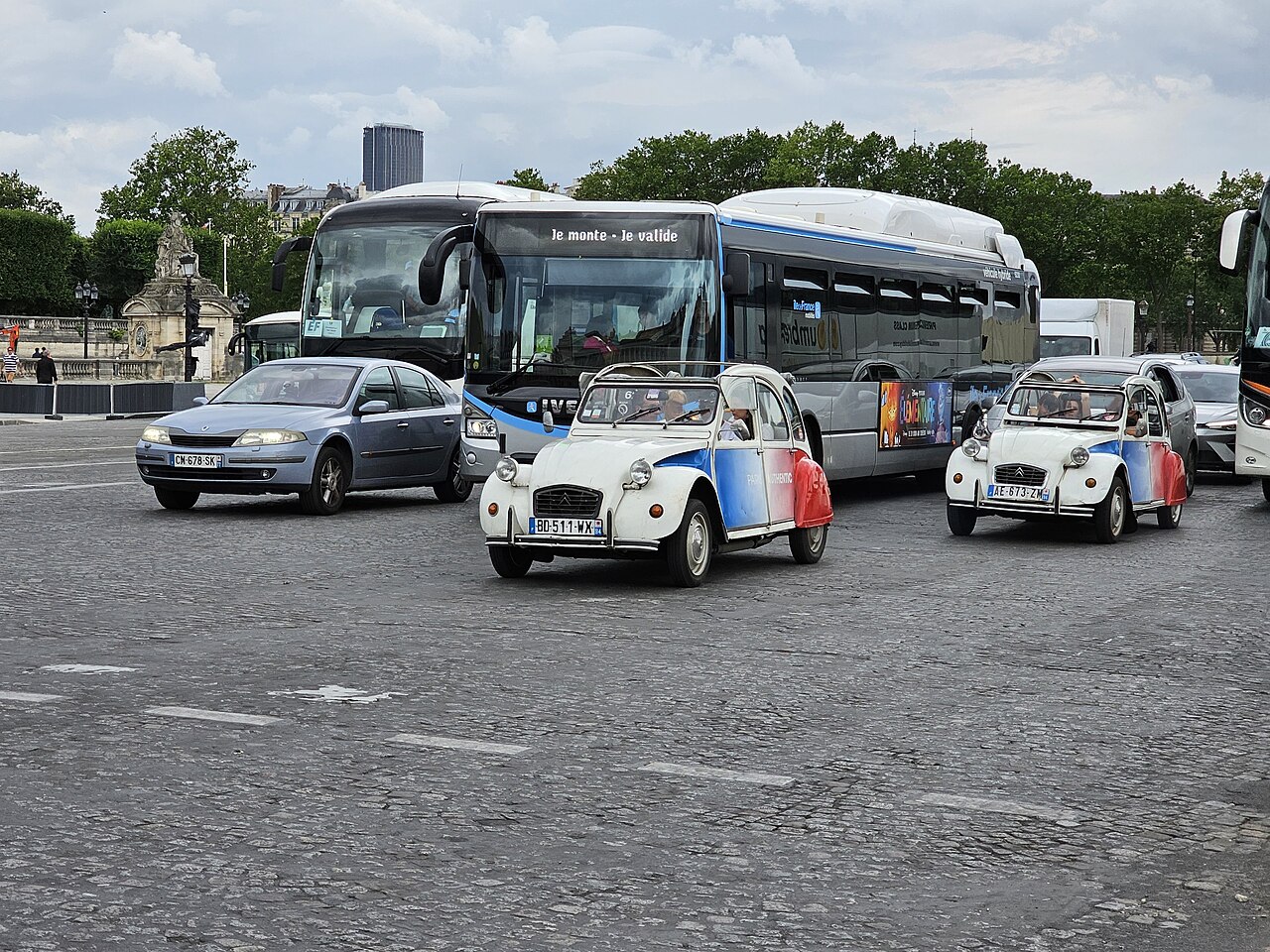 協和廣場上的兩輛2CV觀光車