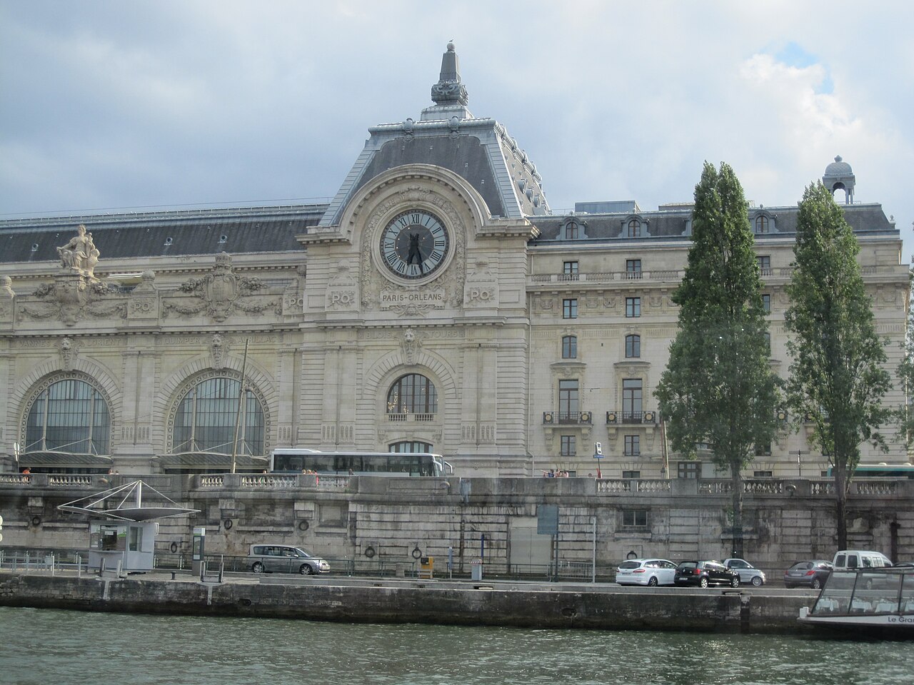 Musée d'Orsay widziane od strony Sekwany
