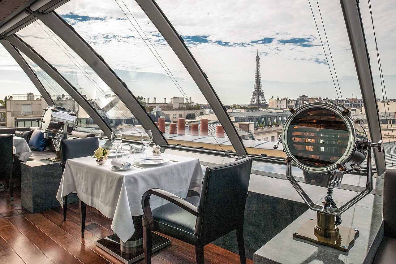 Restaurant L'Oiseau Blanc (Peninsula) : table dressée sous la verrière, tour Eiffel en vue