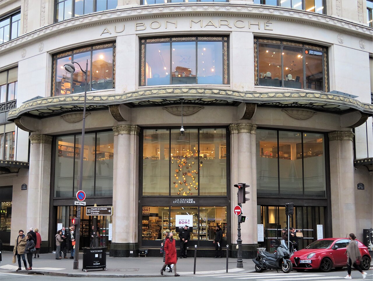 rue de SèvresのLa Grande Épicerie de Parisの入口