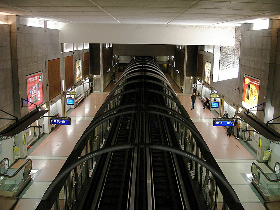 Le métro et les escaliers mécaniques bondés