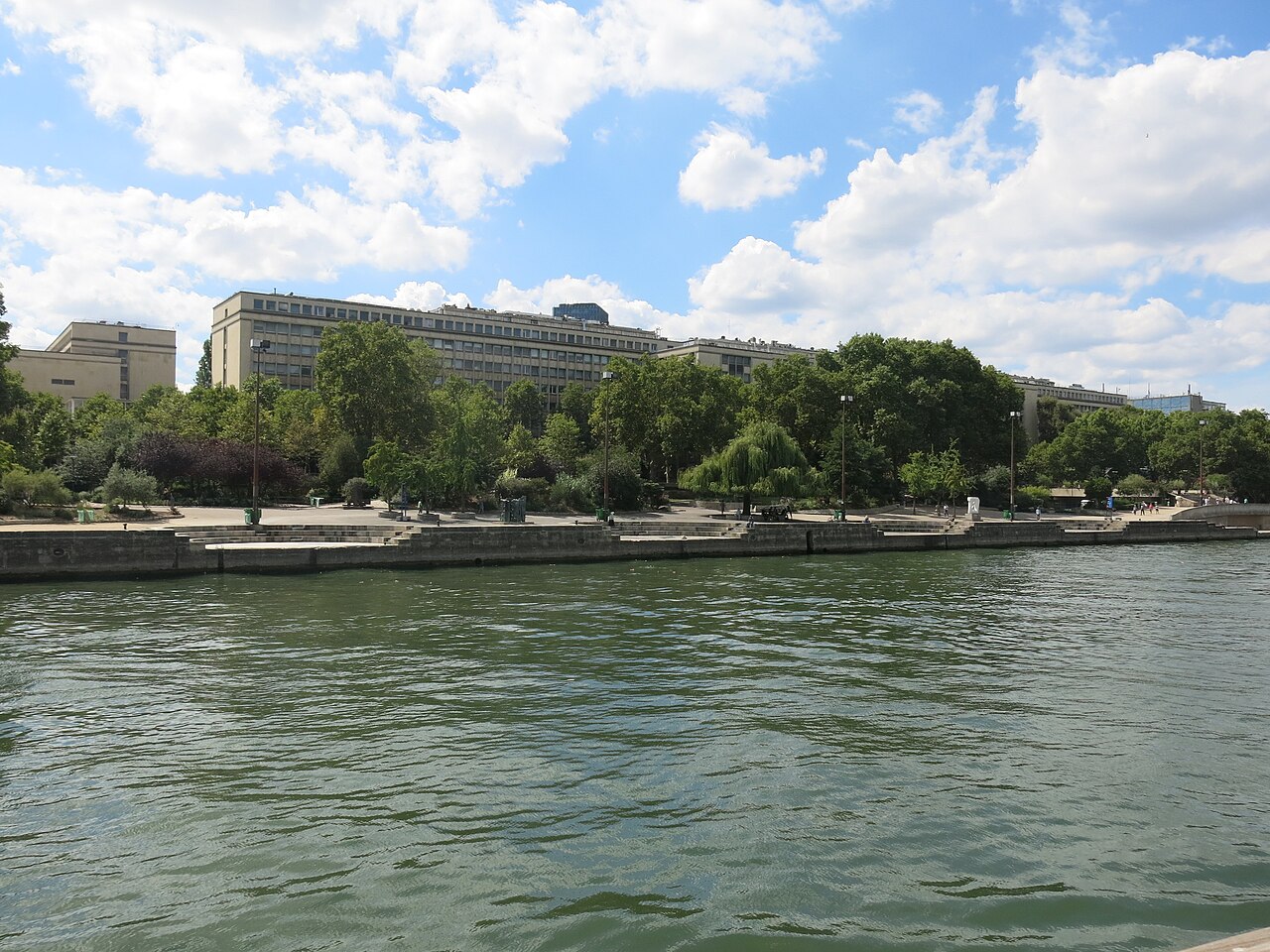 Le jardin vu de la Seine