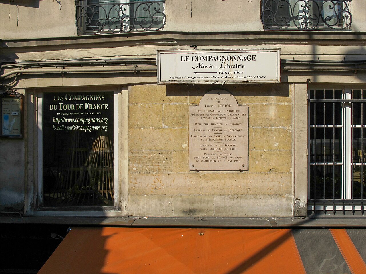 Les chefs-d’œuvre et la plaque de Lucien Térion