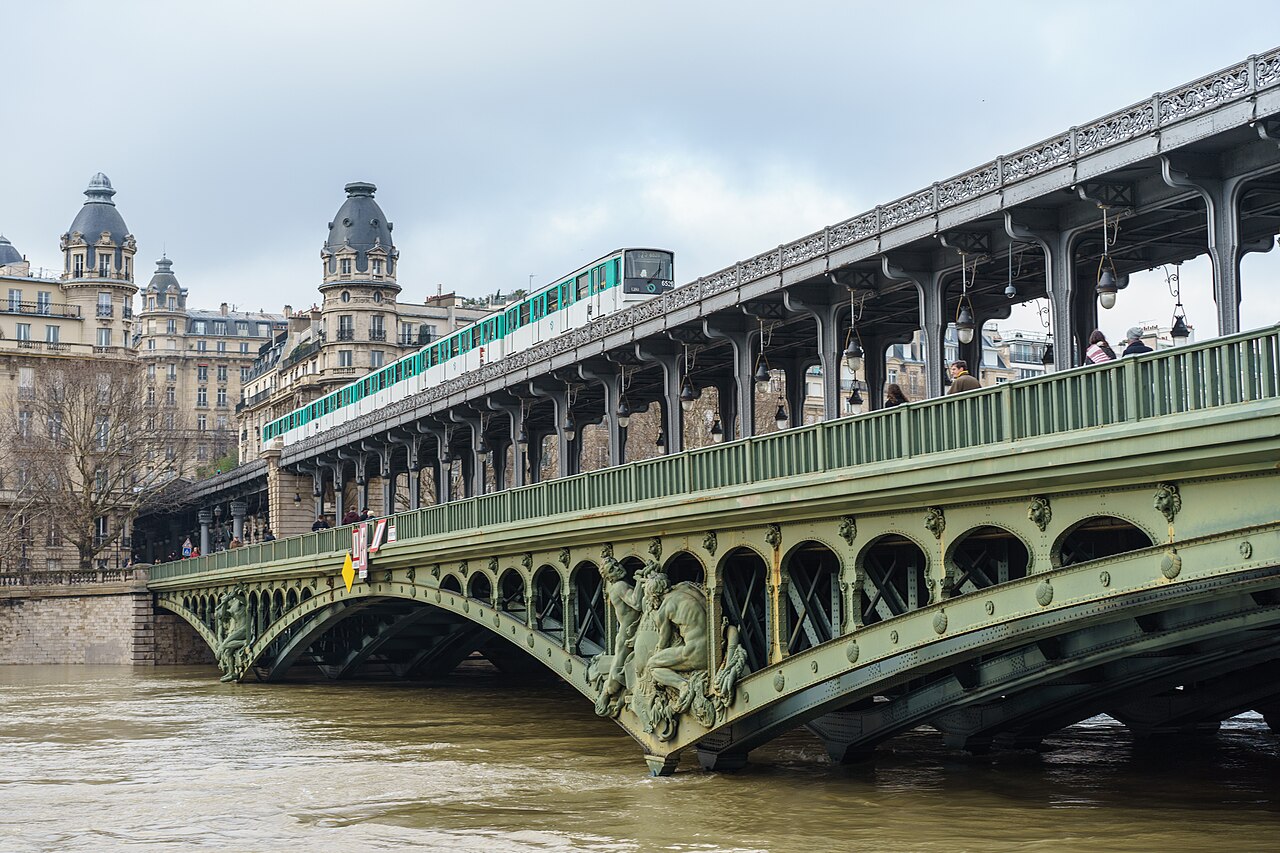 A pont de Bir-Hakeim e o viaduto da linha 6 sobre o Sena