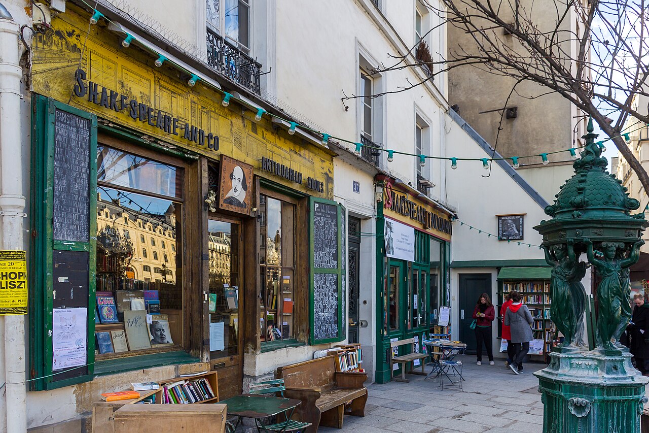 Front of the Shakespeare and Company bookshop