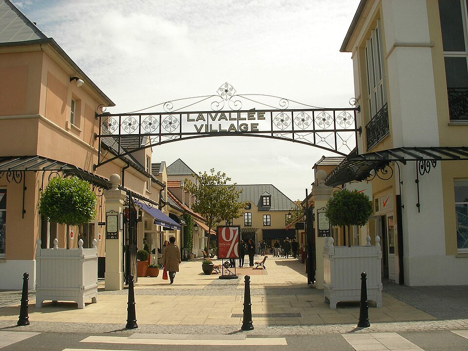 La Vallée Village: cómo llegar desde París, lanzadera Shopping Express, horarios y consejos