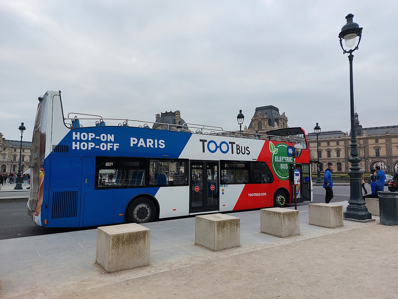羅浮宮前的 Tootbus 巴士