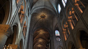 El interior de la catedral de Notre-Dame de París